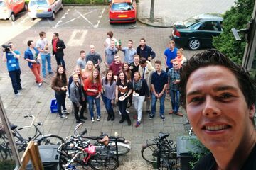 Tobias maakt een selfie vanuit Huize De Vries.