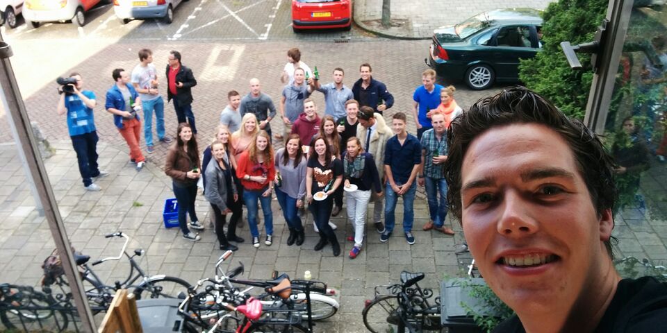 Tobias maakt een selfie vanuit Huize De Vries.