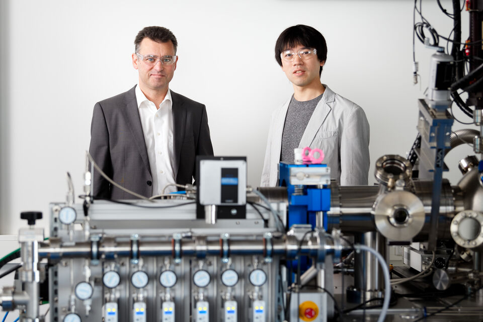 Emiel Hensen (l) and his colleague Wei Chen. Photo | Bart van Overbeeke