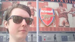 Bij Arsenal Stadion. Bij Arsenal Stadion.