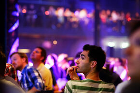 Serieuze breinkrakerij tijdens de Quiz Night XL. Foto | Bart van Overbeeke