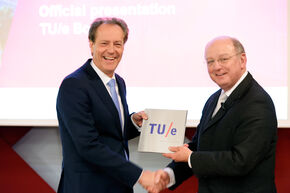 Mayor Rob van Gijzel (links) receives the DNA-book from Jan Mengelers. Photo | Bart van Overbeeke Mayor Rob van Gijzel (links) receives the DNA-book from Jan Mengelers. Photo | Bart van Overbeeke