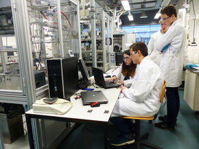 Scholieren in het lab bij Myrto Papaioannou. Scholieren in het lab bij Myrto Papaioannou.