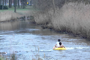 Ludieke actie van drie TU/e-studenten, leden van hetzelfde E.S.C-dispuut, die altijd al eens "iets met de Dommel" wilden doen en ...