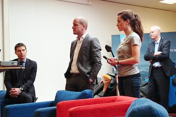 Diederik Samsom luistert naar de presentatie van het Solar Team Eindhoven.