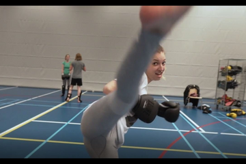 This was the hardest sport Kevin Tatar had to do in the sports centre video's until now: kickboxing! Kevin and Cristina joined a ...