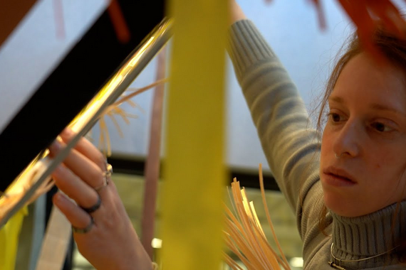 Fransje Gimbrère, Jana Visser en Yuval Harel vertellen over het weefproces.