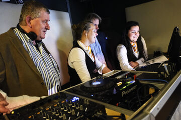Jos Lichtenberg van Bouwkunde krijgt dj-les. Foto | Bart van Overbeeke