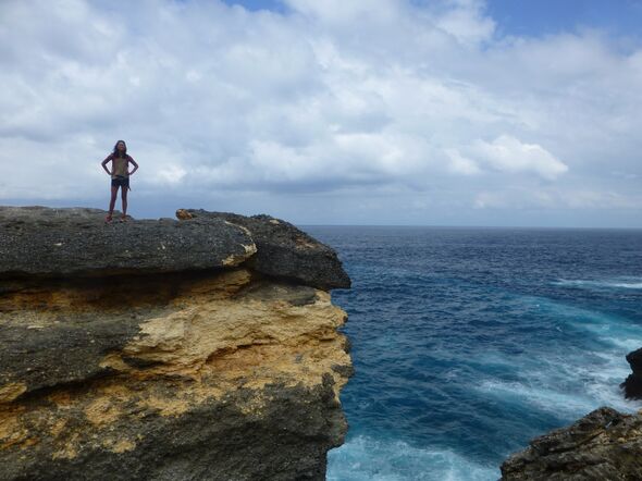 Boven op een klif op Nusa Penida. Deze weken waren de golven rondom het eiland buitengewoon wild. Foto | Privé-archief Isabelle Linders Boven op een klif op Nusa Penida. Deze weken waren de golven rondom het eiland buitengewoon wild. Foto | Privé-archief Isabelle Linders