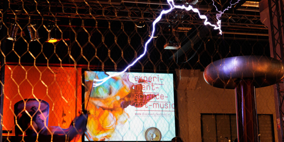 De Tesla Coil tijdens Discovery 2012. Archieffoto | Bart van Overbeeke