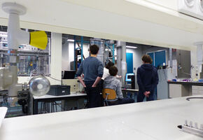 Scholieren in het lab bij Letícia Pezzi Martins. Scholieren in het lab bij Letícia Pezzi Martins.