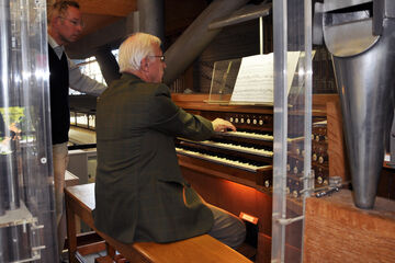Nobelprijswinnaar Jean-Marie Lehn bespeelt het TU/e-orgel.