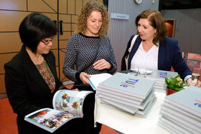Naderhand werd het boek aandachtig bekeken. Foto | Bart van Overbeeke Naderhand werd het boek aandachtig bekeken. Foto | Bart van Overbeeke
