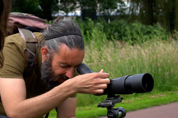 Ecologist Nuno Curado nam studenten en medewerkers tijdens de Green Week mee op een biodiversity tour op de campus.