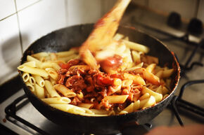 Pasta met al het goede van het leven. Foto | Bart van Overbeeke Pasta met al het goede van het leven. Foto | Bart van Overbeeke