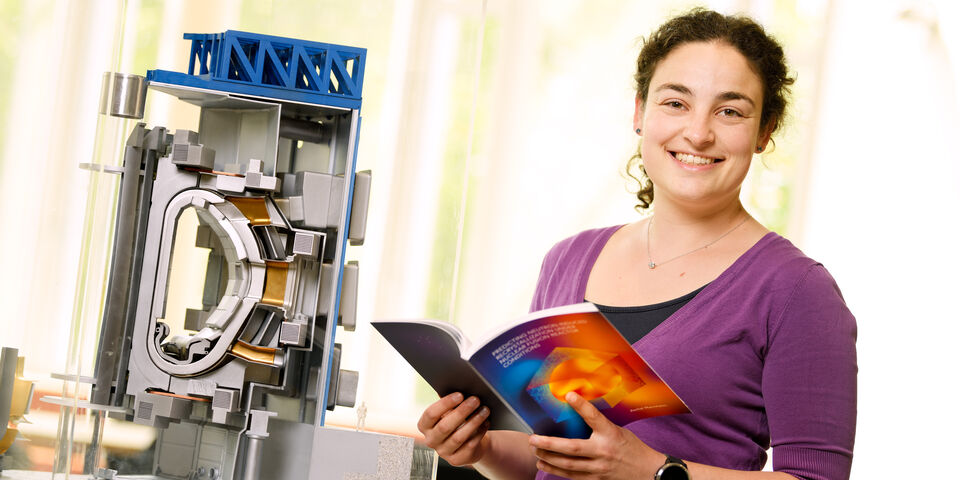 Awital Mannheim bij een model van de uitlaat van kernfusiereactor ITER. Foto | Bart van Overbeeke