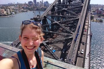 [Translate to English:] Boven op de Pylon Lookout Sydney Harbour Bridge. Een wandeling over de constructie van de brug is onbetaalbaar, maar gelukkig kun je wel goedkoop via een van de pylonen omhoog. En wat een uitzicht heb je daar!