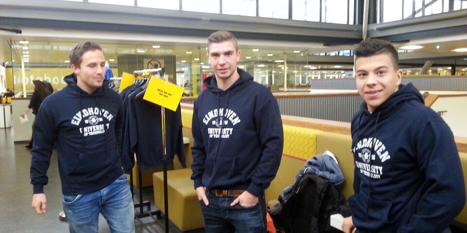 Studenten Jordi Hendriks, Pieter Swerts en Youri Meijer ontvangen hun trui.