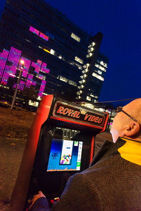 Collegelid Jo van Ham bezig met het Tetris-spel. Foto | Bart van Eijden Foto | Bart van Eijden