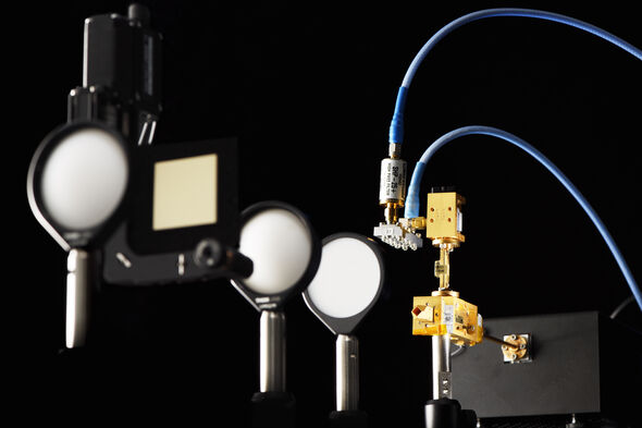 ‘Optische’ opstelling voor terahertz-straling met lenzen van teflon. Foto | Bart van Overbeeke ‘Optische’ opstelling voor terahertz-straling met lenzen van teflon. Foto | Bart van Overbeeke