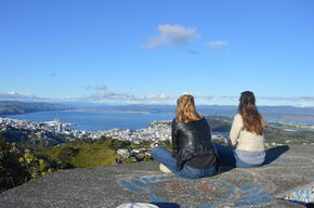 Wellington, links Anne Wil Burghoorn, rechts Bernice d’Anjou. Wellington, links Anne Wil Burghoorn, rechts Bernice d’Anjou.