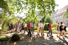 Onder de perenhaag van JADS. Foto | Bart van Overbeeke Onder de perenhaag van JADS. Foto | Bart van Overbeeke