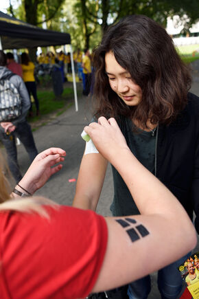 Studievereniging Lucid 'tatoeert' introgangers. Foto | Bart van Overbeeke