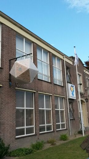 Het lichtkunstwerk tegen de gevel van de Lichtjesroute-werkplaats. Het lichtkunstwerk tegen de gevel van de Lichtjesroute-werkplaats.