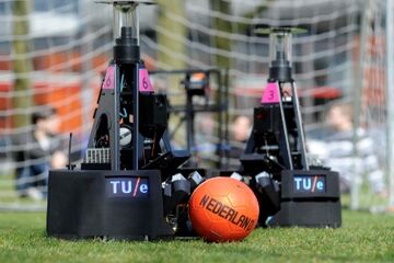 De TURTLEs werden in 2012 wereldkampioen robotvoetbal.