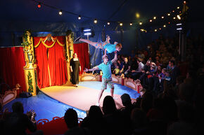 Circus Bongo bij de TUimelaar. Foto | Bart van Overbeeke Circus Bongo bij de TUimelaar. Foto | Bart van Overbeeke