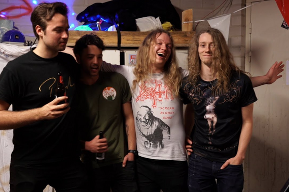 Eindhovense studentenhuizen werden gisteren voor festival Stukafest omgetoverd tot minitheaters en -concertzalen. Ook de ...