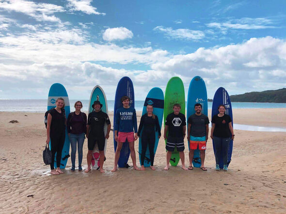 Met de onderzoeksgroep surfen in Byron Bay, Sanne staat helemaal links. Foto | privé-archief Sanne van Hoogstraten Met de onderzoeksgroep surfen in Byron Bay, Sanne staat helemaal links. Foto | privé-archief Sanne van Hoogstraten