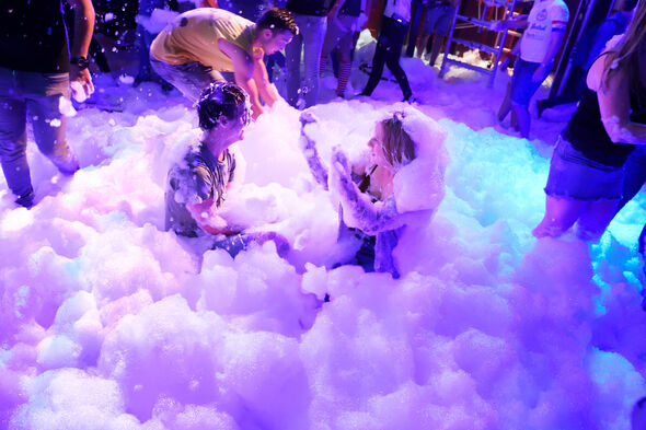 Kroegentocht Stratumseind. Foamparty. Foto | Bart van Overbeeke