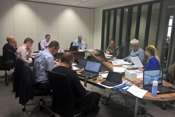 De 'responscel'; tegenspelers van het centraal calamiteitenteam en de twee clusters. Zij brengen de dilemma’s in en informatie over de 'buitenwereld'.