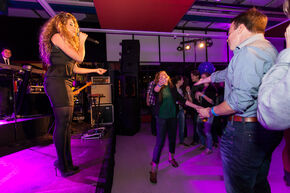 Feesten met de band Beat-It! Foto | Bart van Eijden