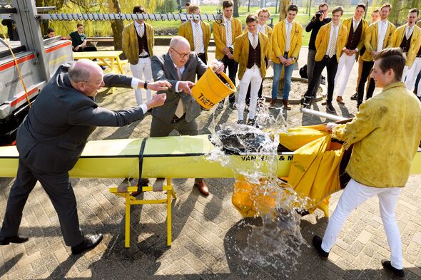 Voorzitter Jan Mengelers en Jo van Ham dopen bij Thêta een naar hen vernoemde boot. Foto | Bart van Overbeeke Voorzitter Jan Mengelers en Jo van Ham dopen bij Thêta een naar hen vernoemde boot. Foto | Bart van Overbeeke