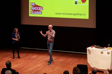 Richard Engelfriet giving his lecture in de Blauwe Zaal. Photo | Han Konings