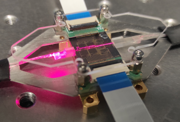 Photonic chip that steers the radiation direction of millimeter-wave radio signals for high-speed wireless communications. Photo | Javier Pérez Santacruz