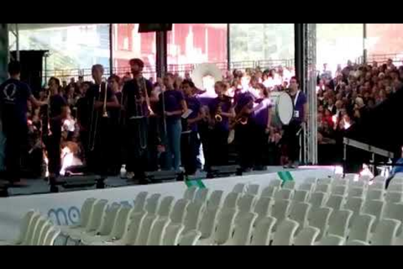 Entree van het cortège bij aanvang van de MomenTUm Celebration.