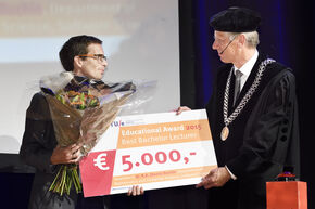 Onderwijsprijs voor Kevin Buchin (W&I). Foto | Bart van Overbeeke Onderwijsprijs voor Kevin Buchin (W&I). Foto | Bart van Overbeeke