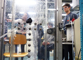 Scholieren in het lab bij Letícia Pezzi Martins. Scholieren in het lab bij Letícia Pezzi Martins.