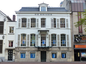 Het monumentale pand De Keizer naast bioscoop Zien. Het monumentale pand De Keizer naast bioscoop Zien.