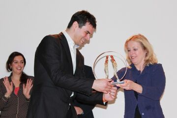 Minister Bussemaker reikt de prijs uit aan Alexandru Iosup van de TU Delft.