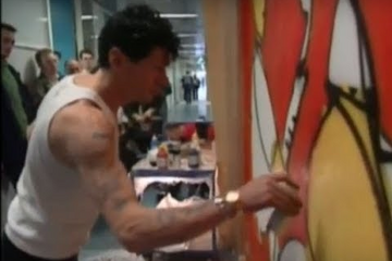 Muzikant en kunstenaar Herman Brood maakte op 6 maart 1998 twee muurschilderingen in Helix, het nieuwe gebouw van de ...