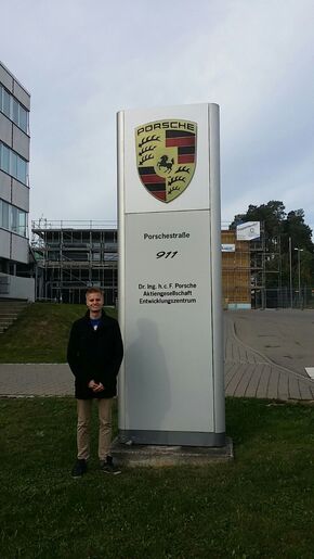 Natuurlijk is het adres op de Porschestraβe 911. Natuurlijk is het adres op de Porschestraβe 911.