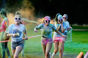 Holi Run op de campus. Foto | Bart van Overbeeke