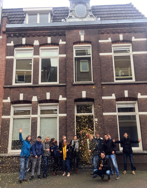 Ichthus is blij met zijn nieuwe pand. Ichthus is blij met zijn nieuwe pand.