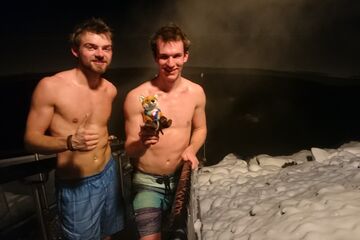 Hub Coumans (links) koelt af in de sneeuw na een saunagang.
