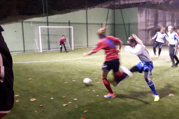Vivian in actie met het Erasmus voetbalteam van Rome.
