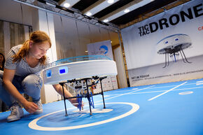 Sam Schellekens speelt tegen een drone. Foto | Bart van Overbeeke Sam Schellekens speelt tegen een drone. Foto | Bart van Overbeeke